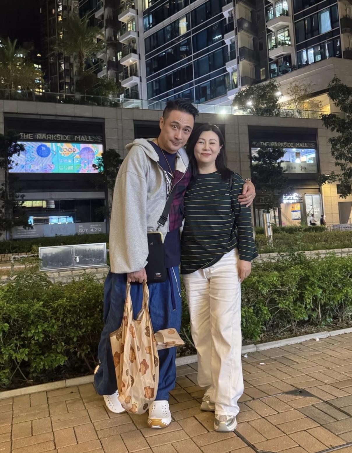64岁吴镇宇和制片人好友聚餐，他的穿衣打扮年轻时尚，穿着洞洞鞋，梳着大背头，身材