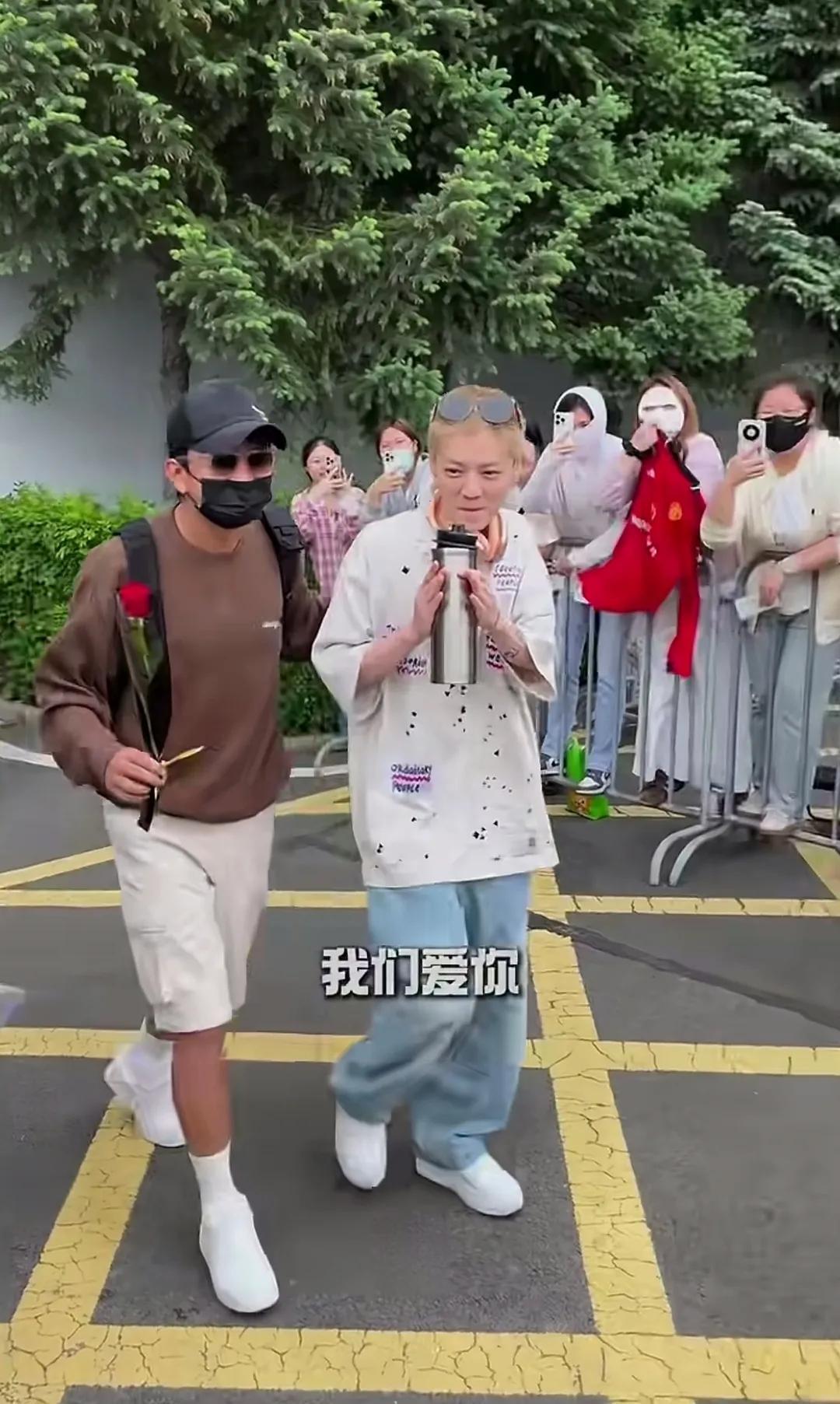 他太瘦了！难道只有我感觉他有点驼背吗？是太瘦的原因还是本来就有五官精
