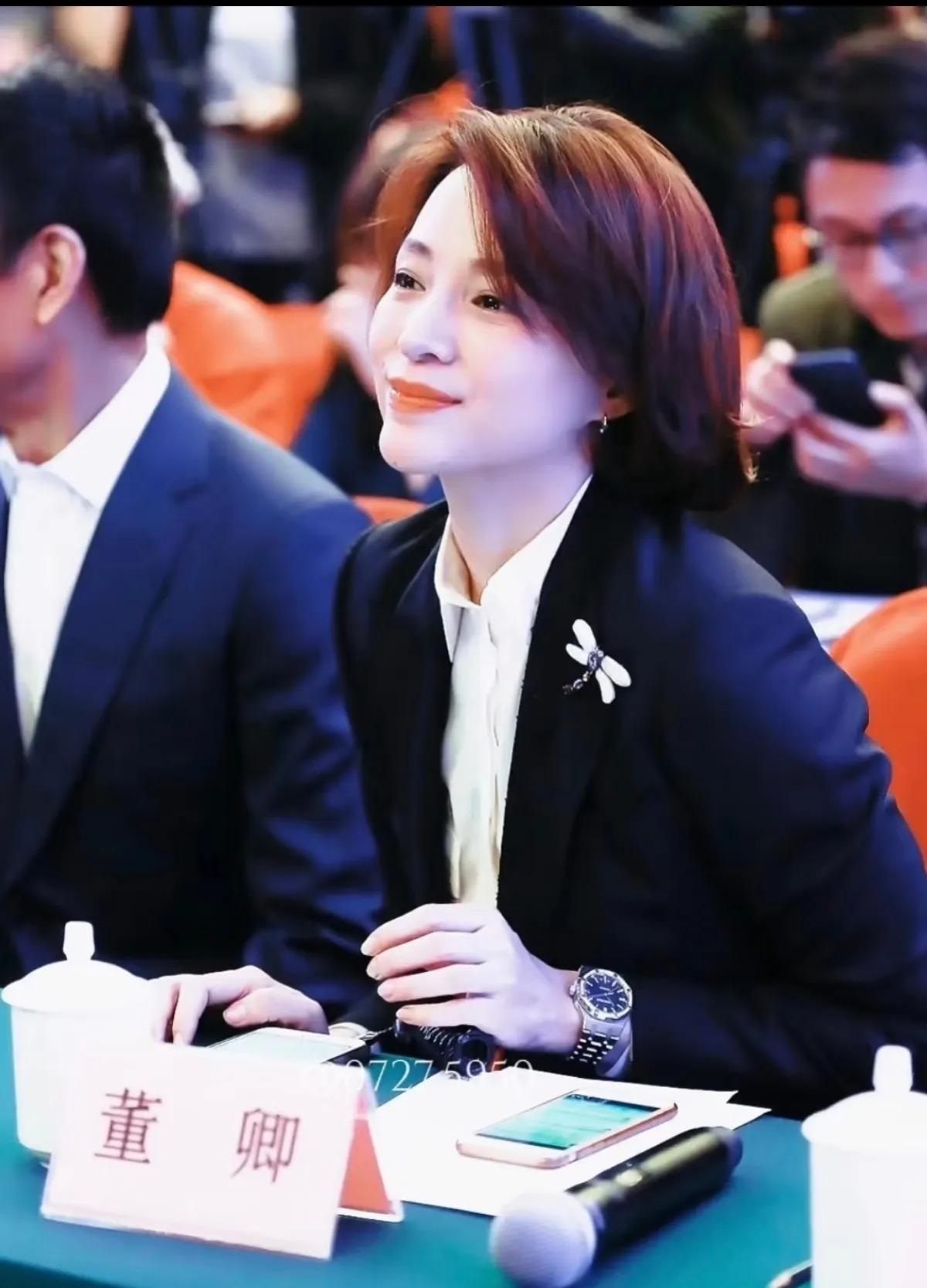 2013年，40岁的董卿执意嫁给35岁的百亿富豪密春雷，董妈妈苦苦劝阻:"闺女啊