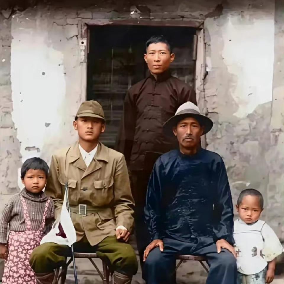 1944年，一名被日军强征入伍的台湾士兵，镜头里一家老小坐在一起，每个人的脸都绷