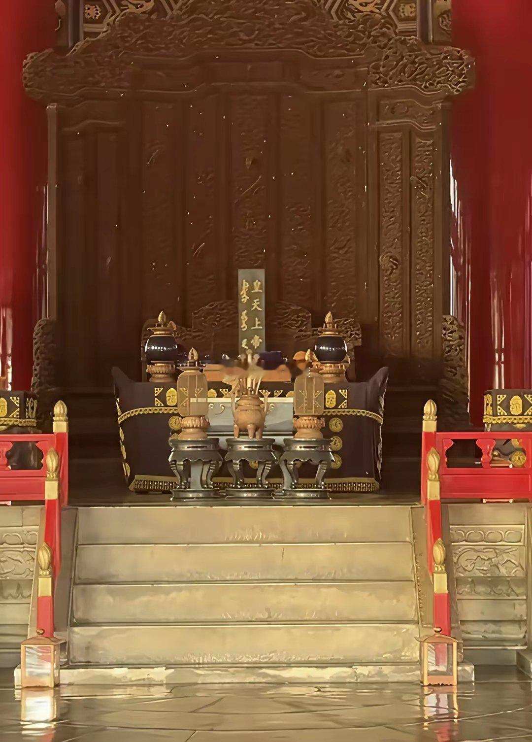 祈年殿内正中恭敬“皇天上帝”