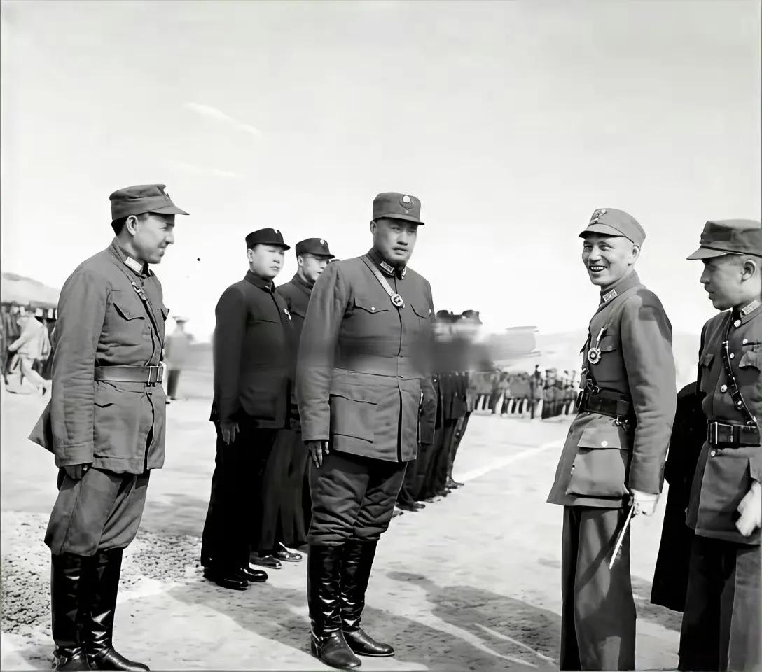 1942年8月，蒋校长一生当中唯一到访青海时，马步芳率将士在机场迎接时的一幕，他