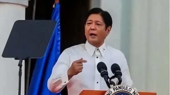 自从中国停止进口菲律宾香蕉，菲律宾香蕉协会的负责人愤怒地表示：“中国断了30万蕉