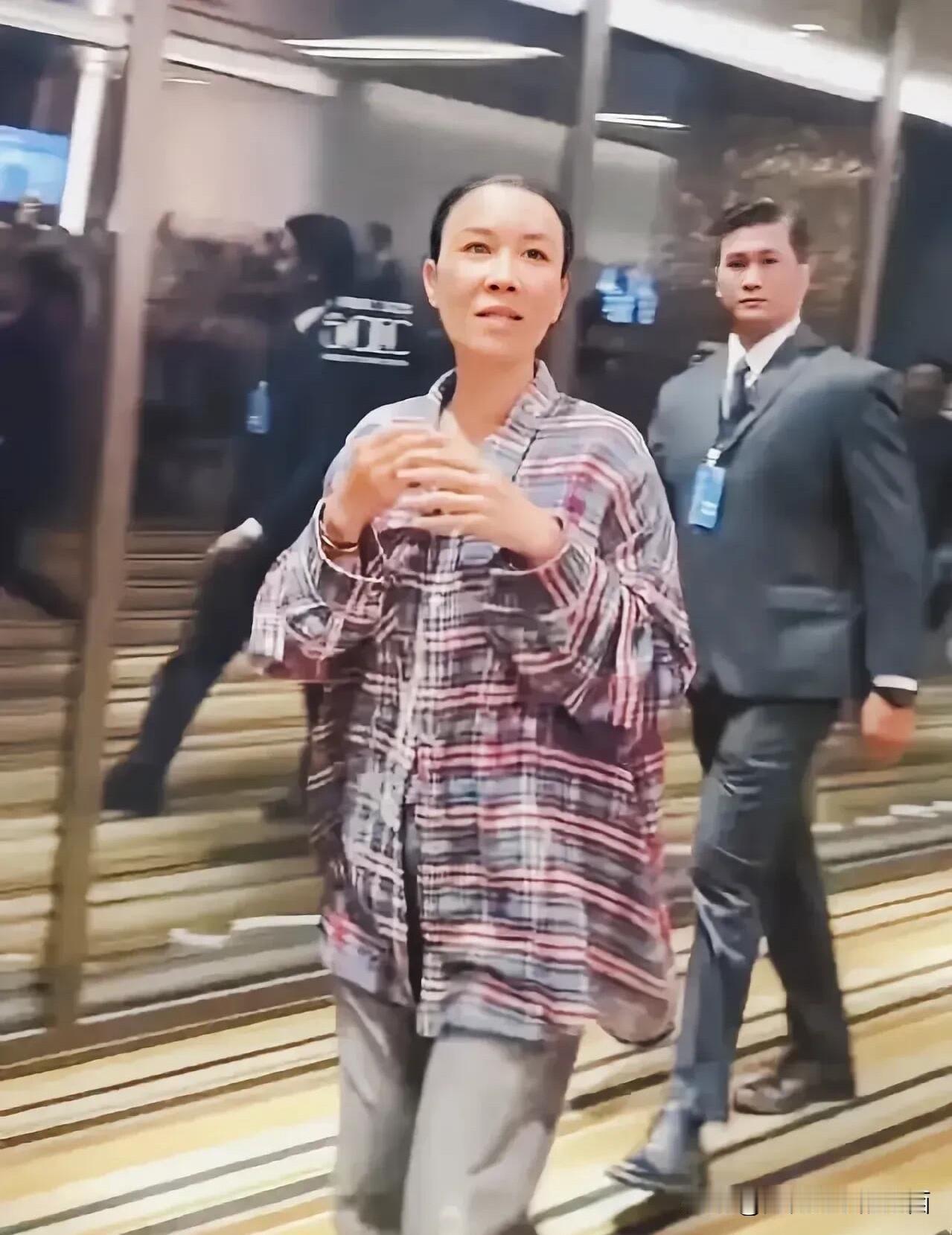 曾经是那么有气质的歌手，比王菲有气质，现在老了走在大街上，又土又黑的，还没有菜市