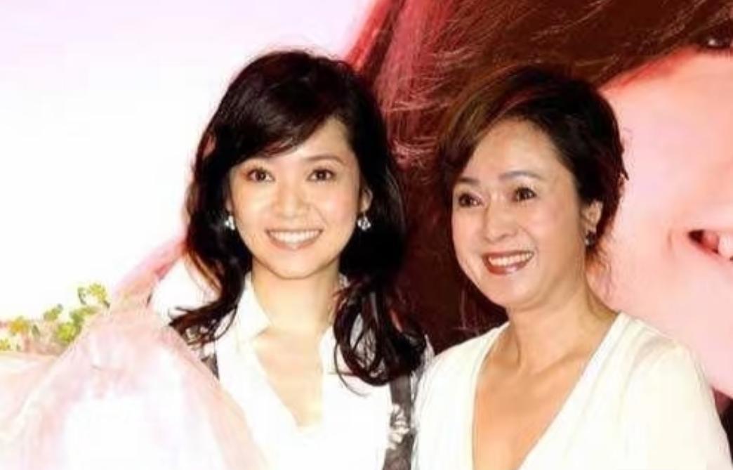 侯佩岑母亲太聪明了，当年女儿和周杰伦谈恋爱，还差一步就能成为“天王嫂”，甚至有人