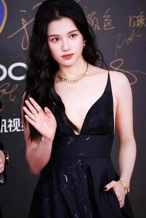 谁懂啊！张婧仪穿大深V黑裙，真的又美又性感！黑色吊带深V裙衬得她肌肤雪白，