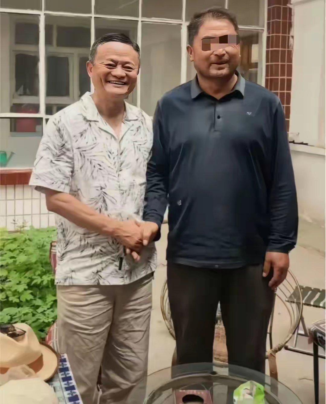 好奇的是马云也缺钱吗？穿的裤子都是褶子。