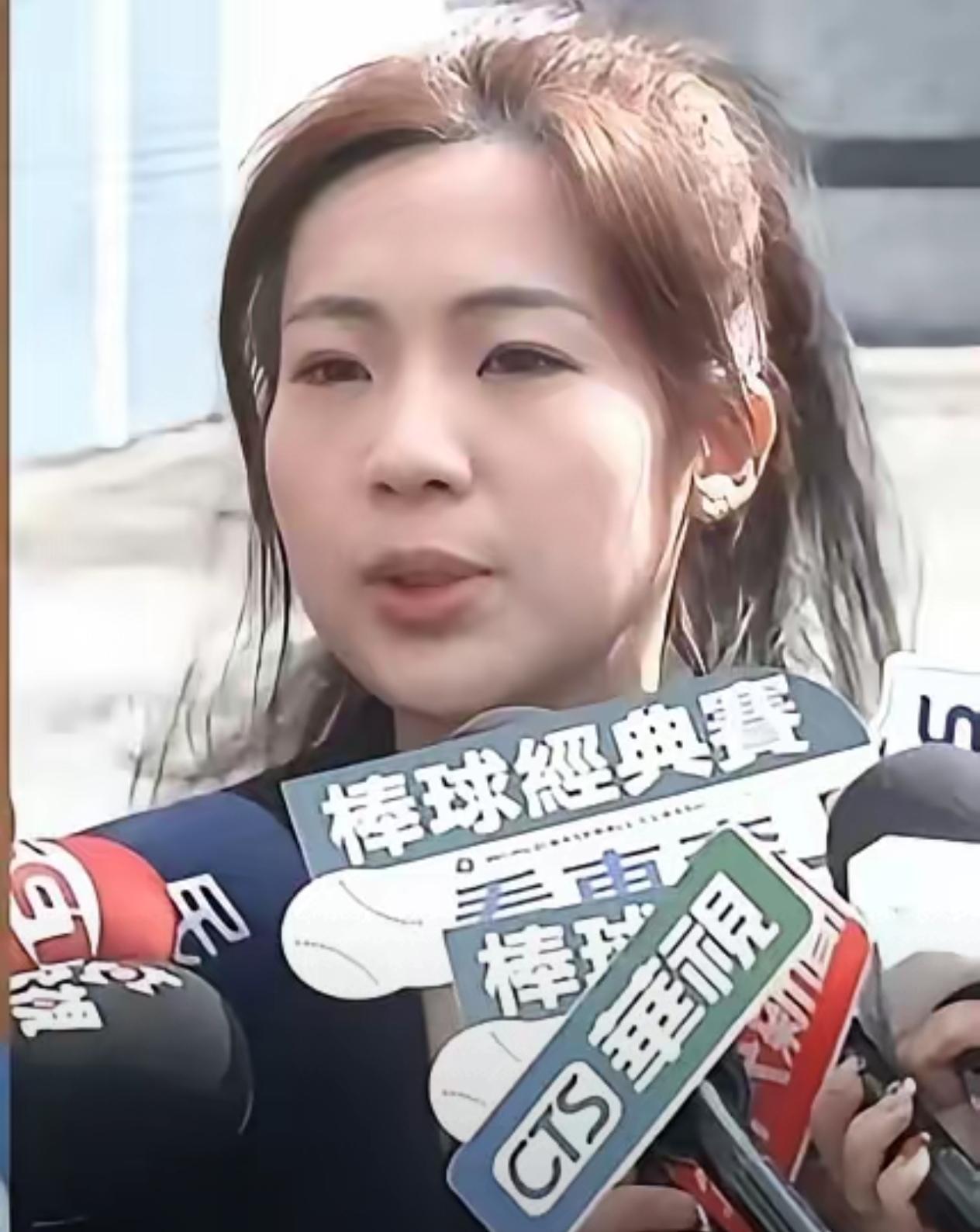 4月27日，徐巧芯突然抛出8000亿军购预算版本，一时把韩国瑜搞懵了，傅崐萁则当