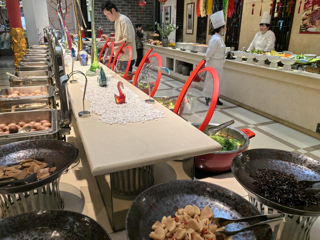 济南这家酒店的早餐真心不错，配得上四星级酒店的名号。另外值得一提是，虽然酒店老