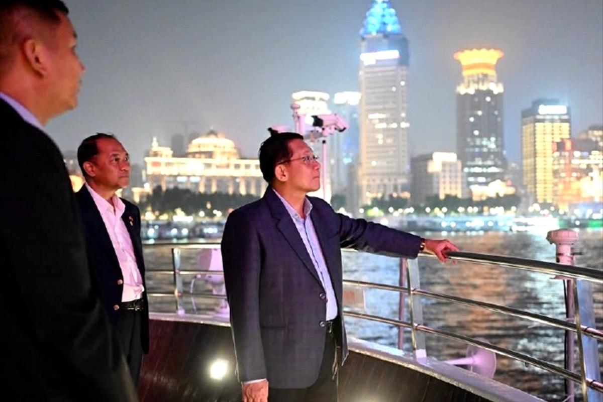 缅甸总统来华，不坐专机不坐豪车，坐了趟高铁。你以为是摆拍？人家真坐真吃，还看了