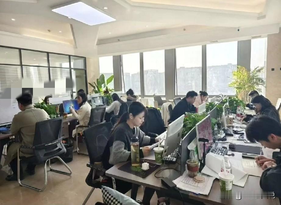 作为hr，以我参与过的近百场员工辞退的亲身经历来说，大家一定要尽可能在35岁之前