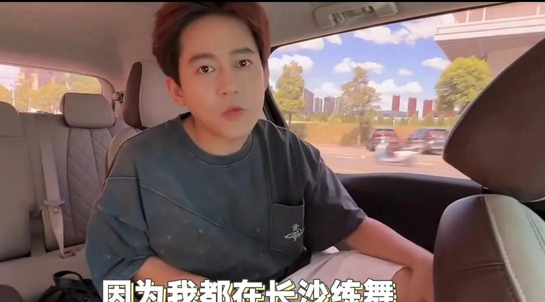 苏醒在长沙练了三天舞后：很刻苦但轻松拿捏，现在终于可以休息了一旁的助理：老板我