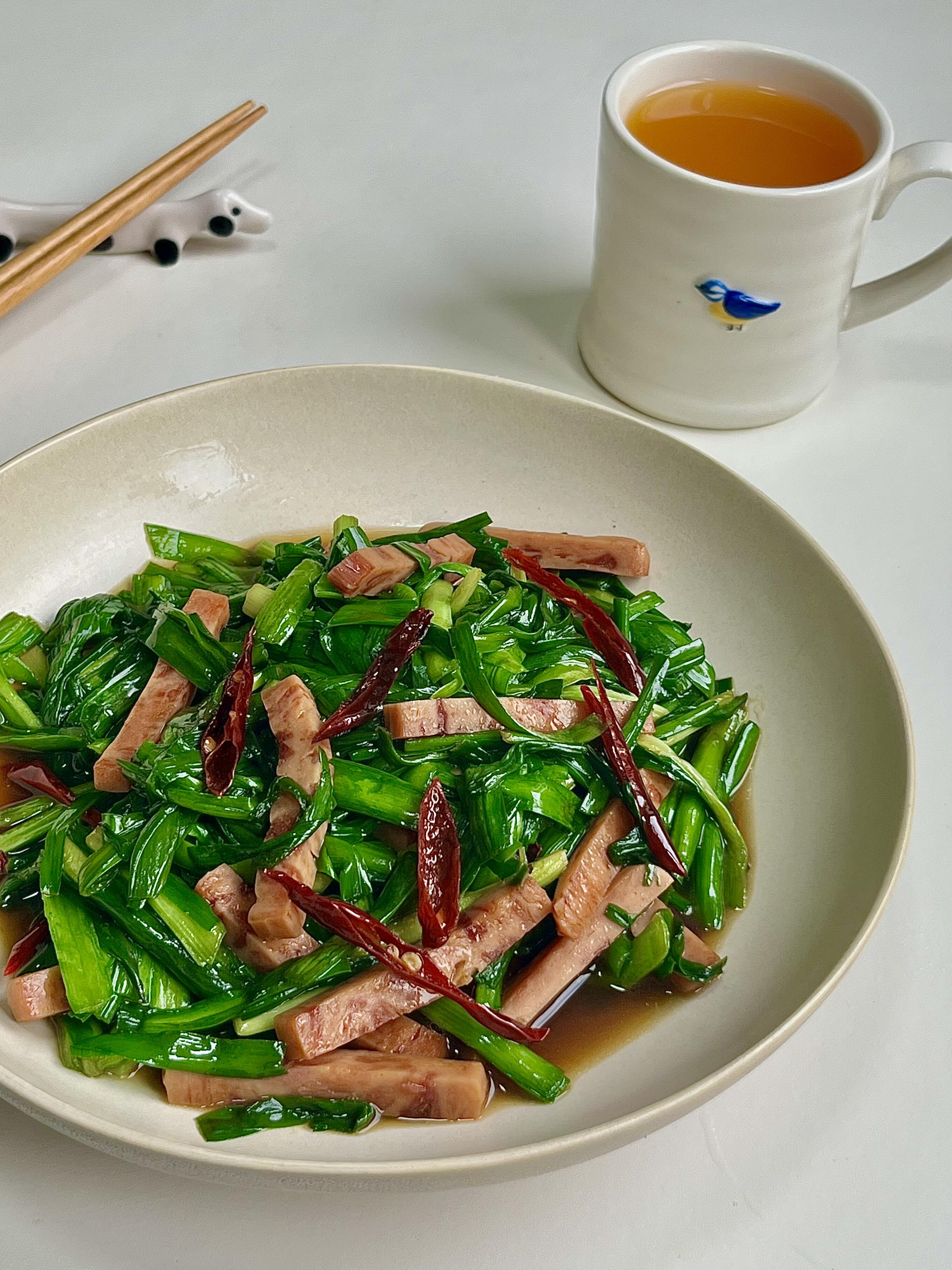 韭菜炒午餐肉｜快手家常小菜，鲜香入味超下饭谁懂啊！午餐肉的咸香搭配韭菜的鲜嫩，
