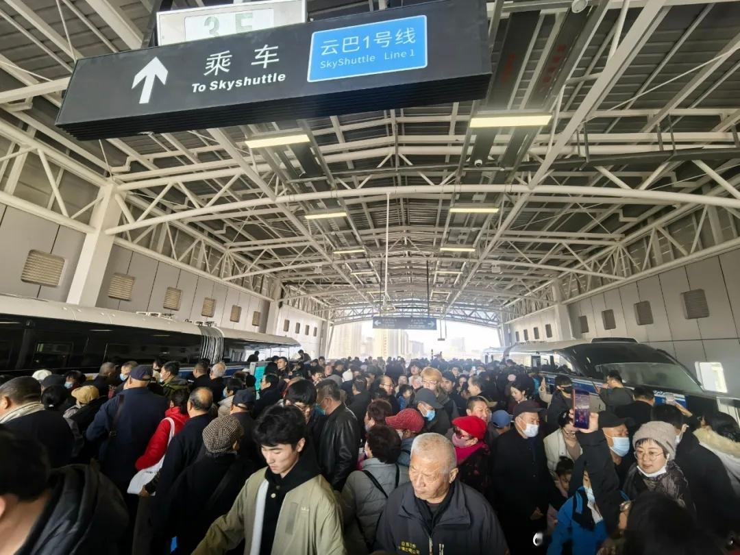 济南这条云巴，意义还蛮大的。32站、5个与地铁互通的换乘站、最高时速80km/h