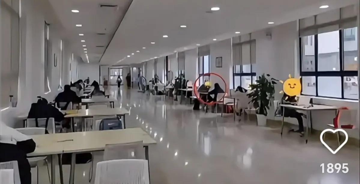 关于武大图书馆事件，这就是当天的监控截图。图书馆里还有不少空座位，左边是四人座