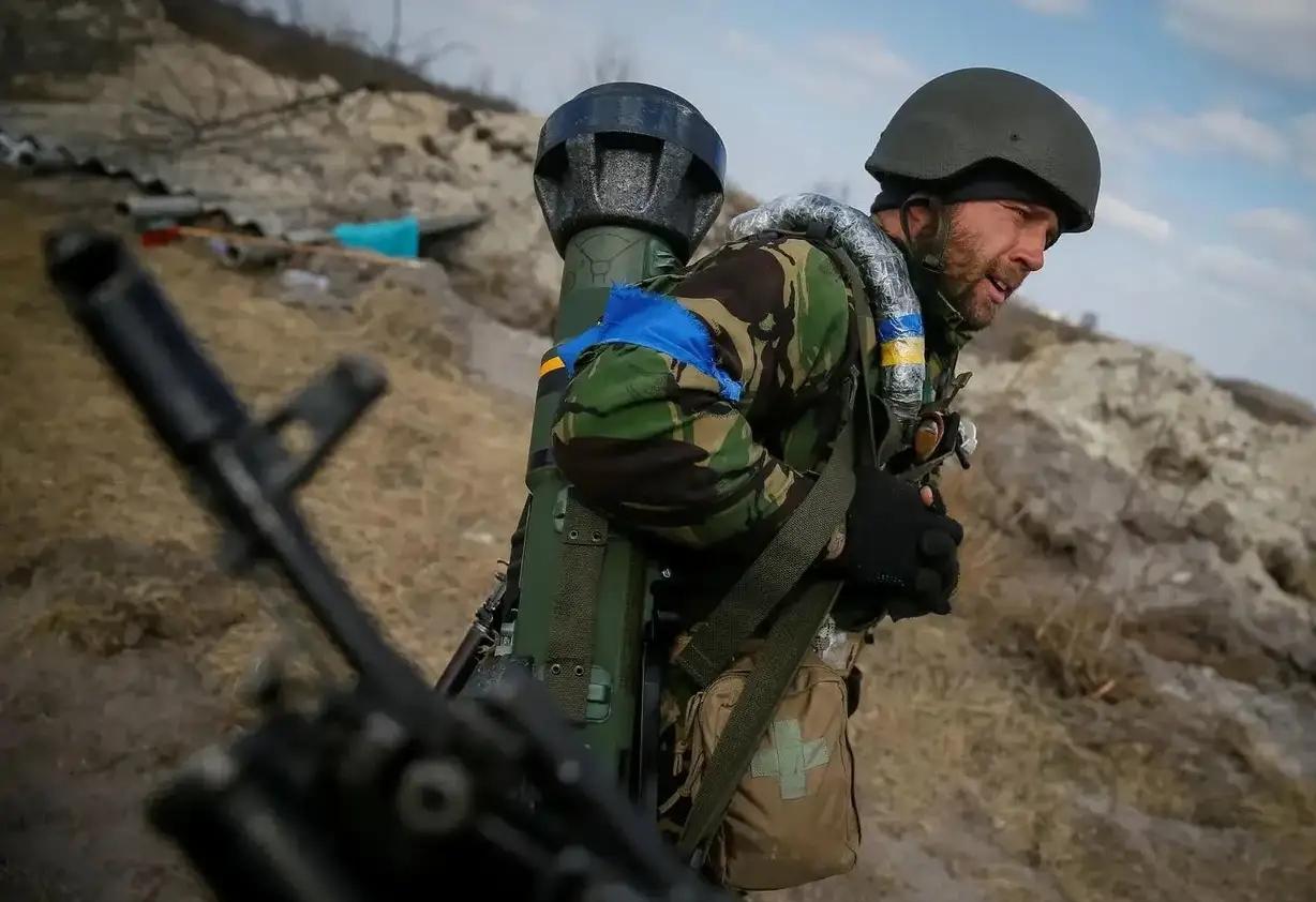 乌军士兵携带着大量的反坦克导弹在乌克兰境内寻找俄军的坦克装甲车，他们分成一个个小