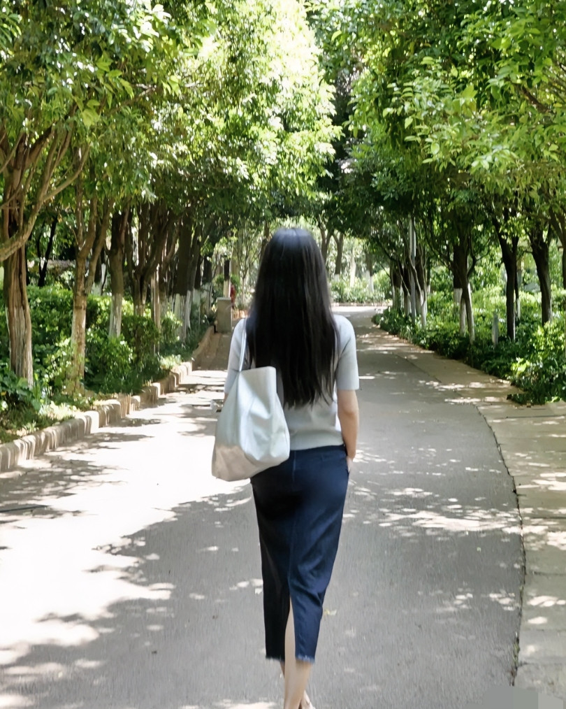 一肚子火，今天打电话找老公要1000块生活费，他居然来一句“我没钱，你自己想办法