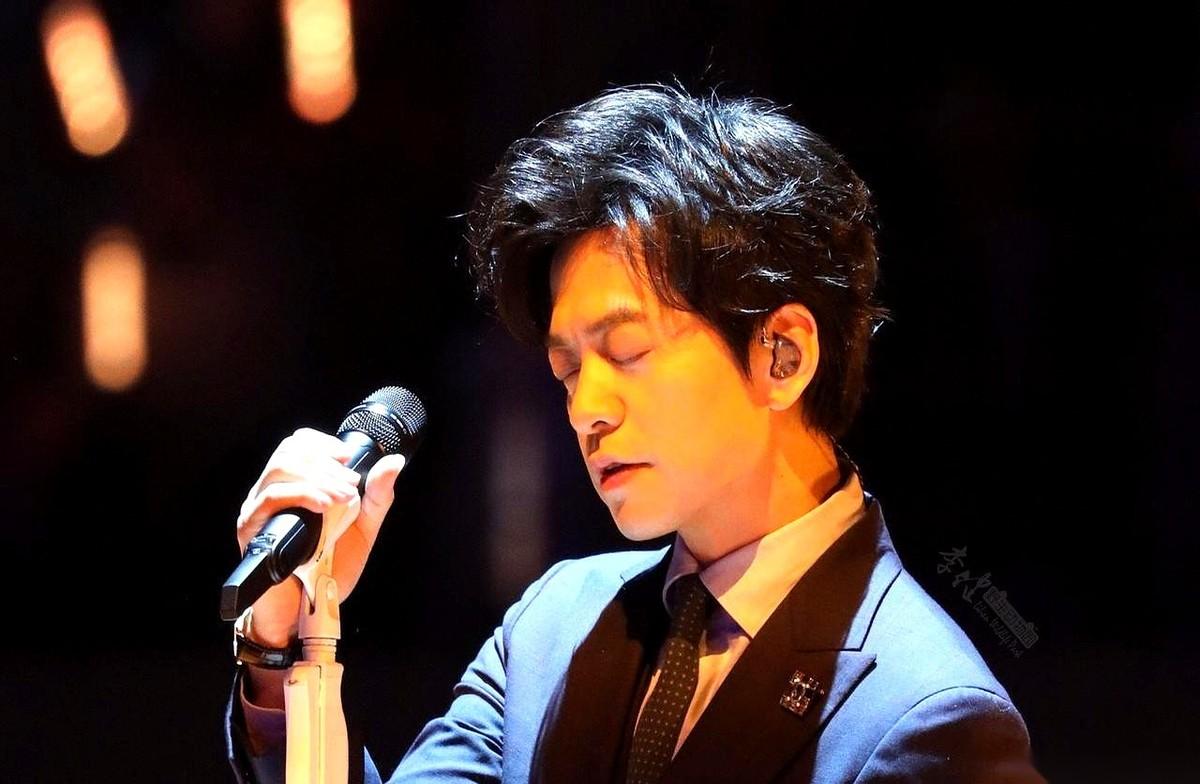 “你这歌不行，太轻了，压不住我这电影。”冯小刚听完李健哼的小样，眉头拧成了一个