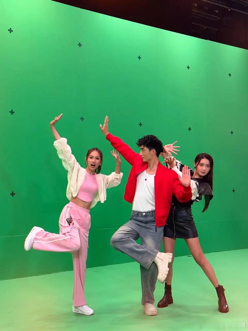 艺人丨郭柏妍粉色運動背心活力十足腰間腹肌搶眼.今年11月19日是TV