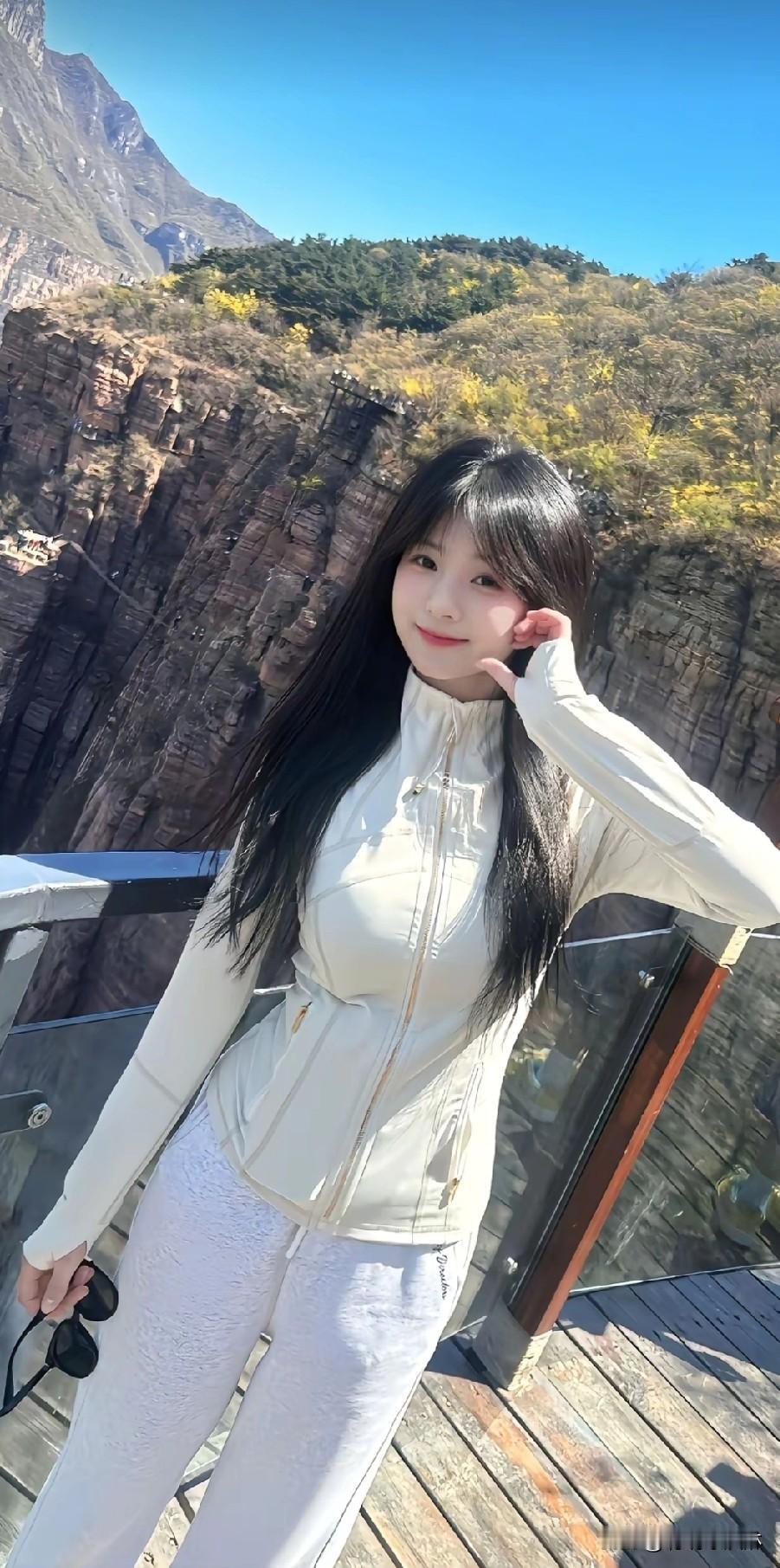 元气少女打卡山间美景，阳光洒满笑颜
