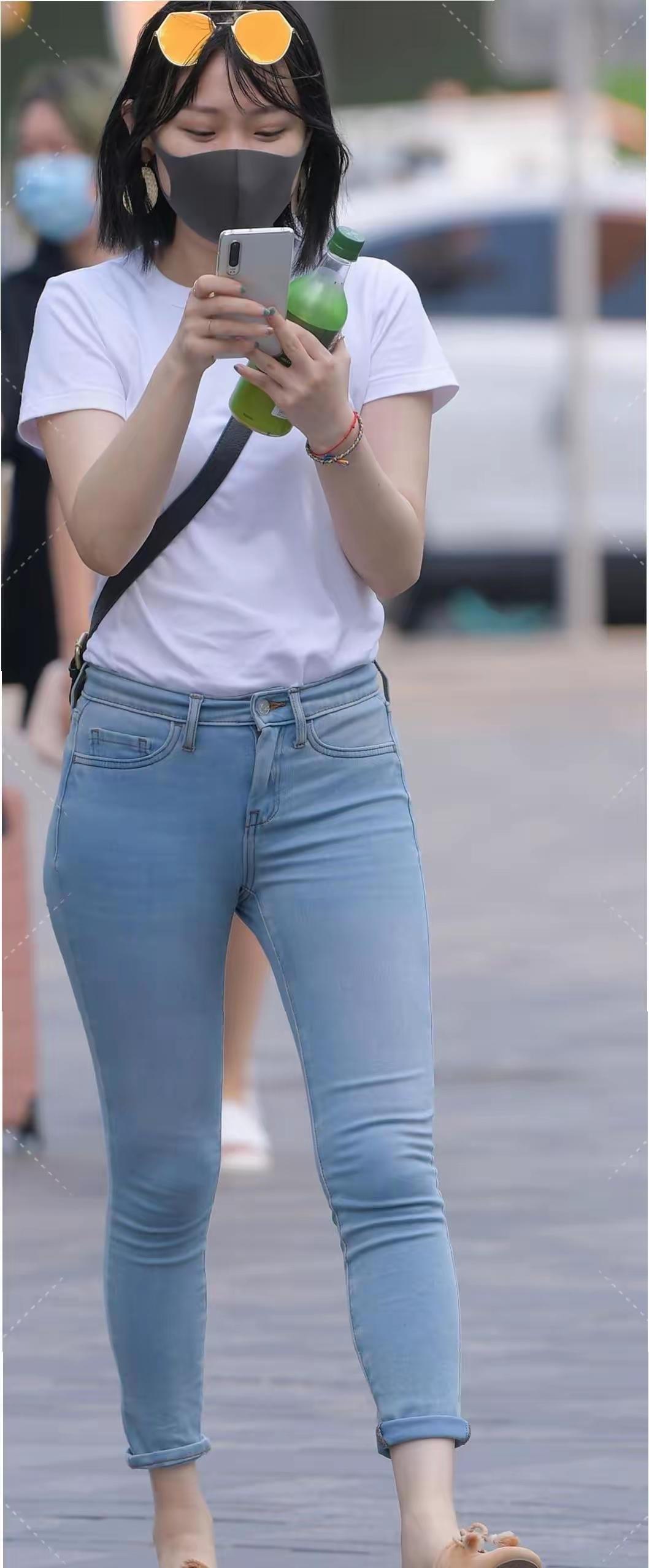 夏日穿搭指南：白色T恤+牛仔裤，轻松自在！🌞👗👠穿搭街拍高清美女好身