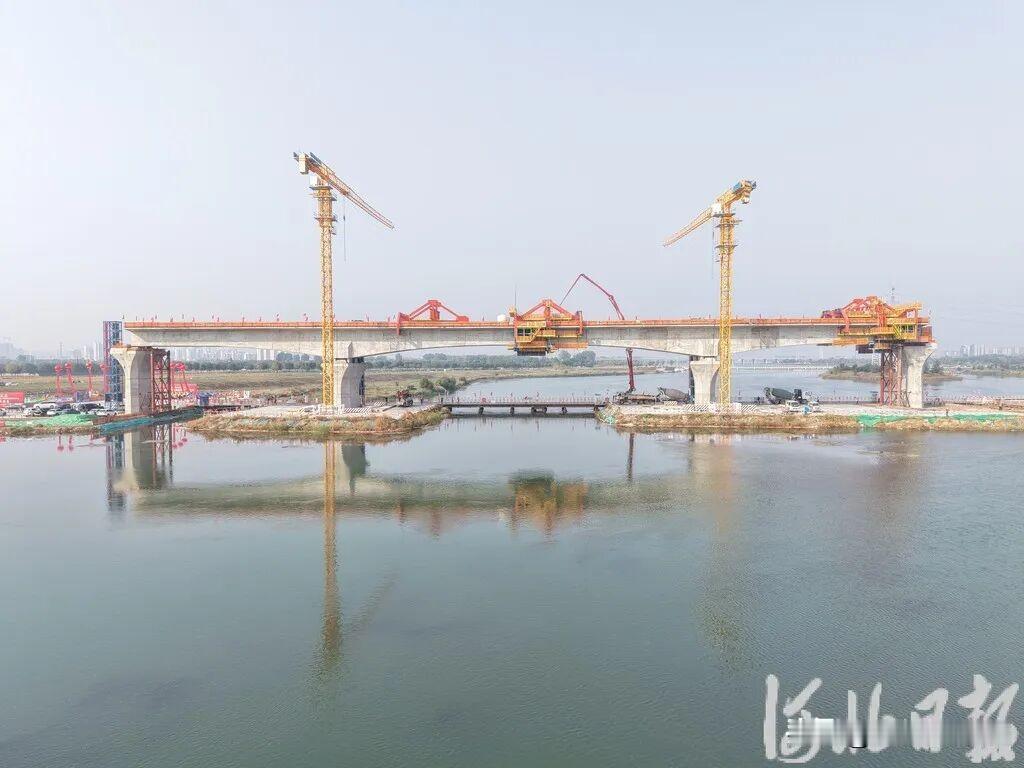 石雄铁路滹沱河特大桥506号墩连续梁实现合龙！10月11日，由京津冀城际铁路投
