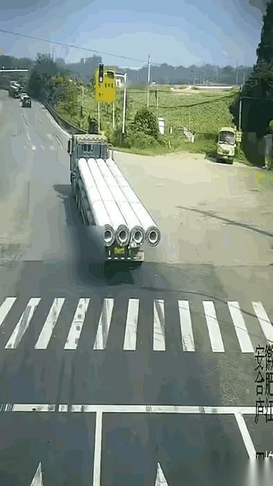 就差那么十公分，我今天就上社会新闻了。真的，我当时脑子里一片空白，就一个念头：