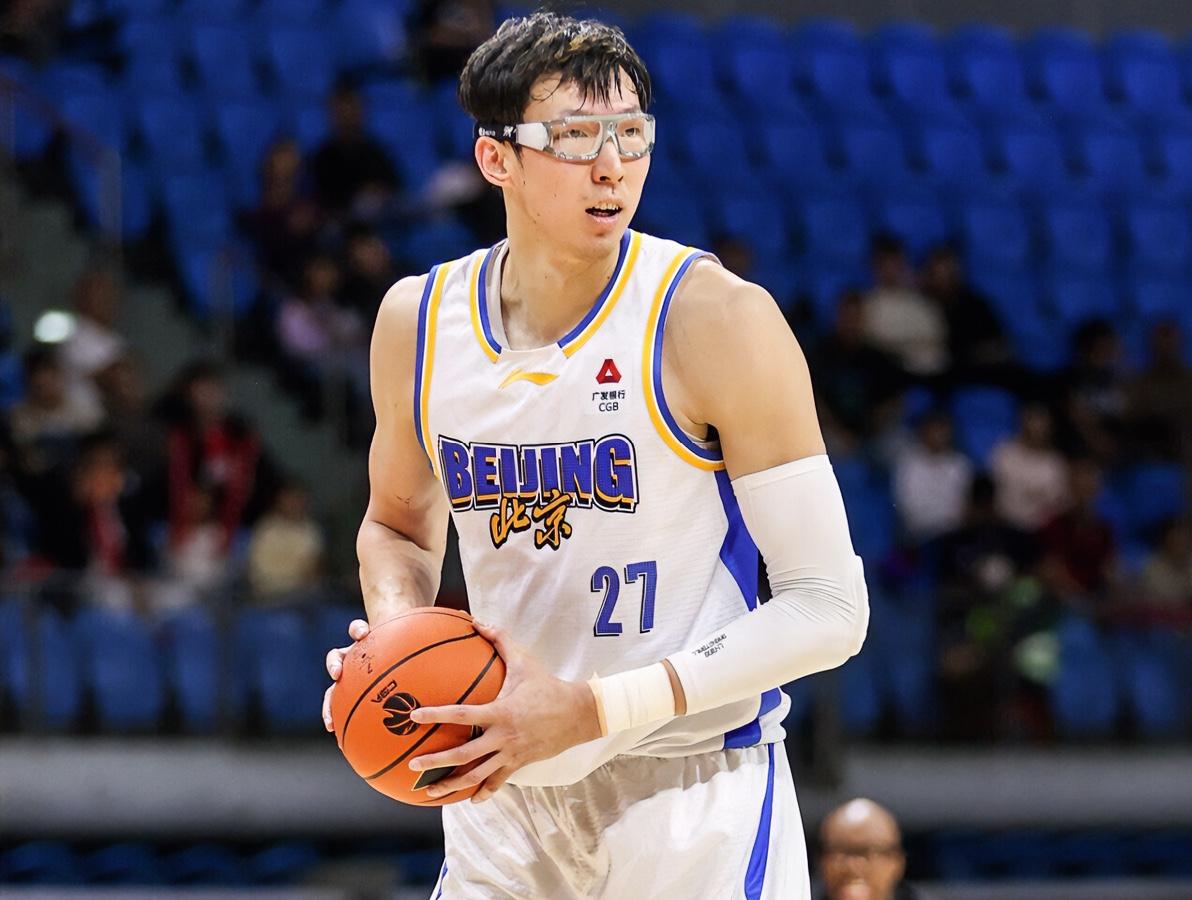 赵睿：琦哥，麦基+你镇守的内线，居然被浙江抢了17个进攻篮板，不是说大结局了吗？