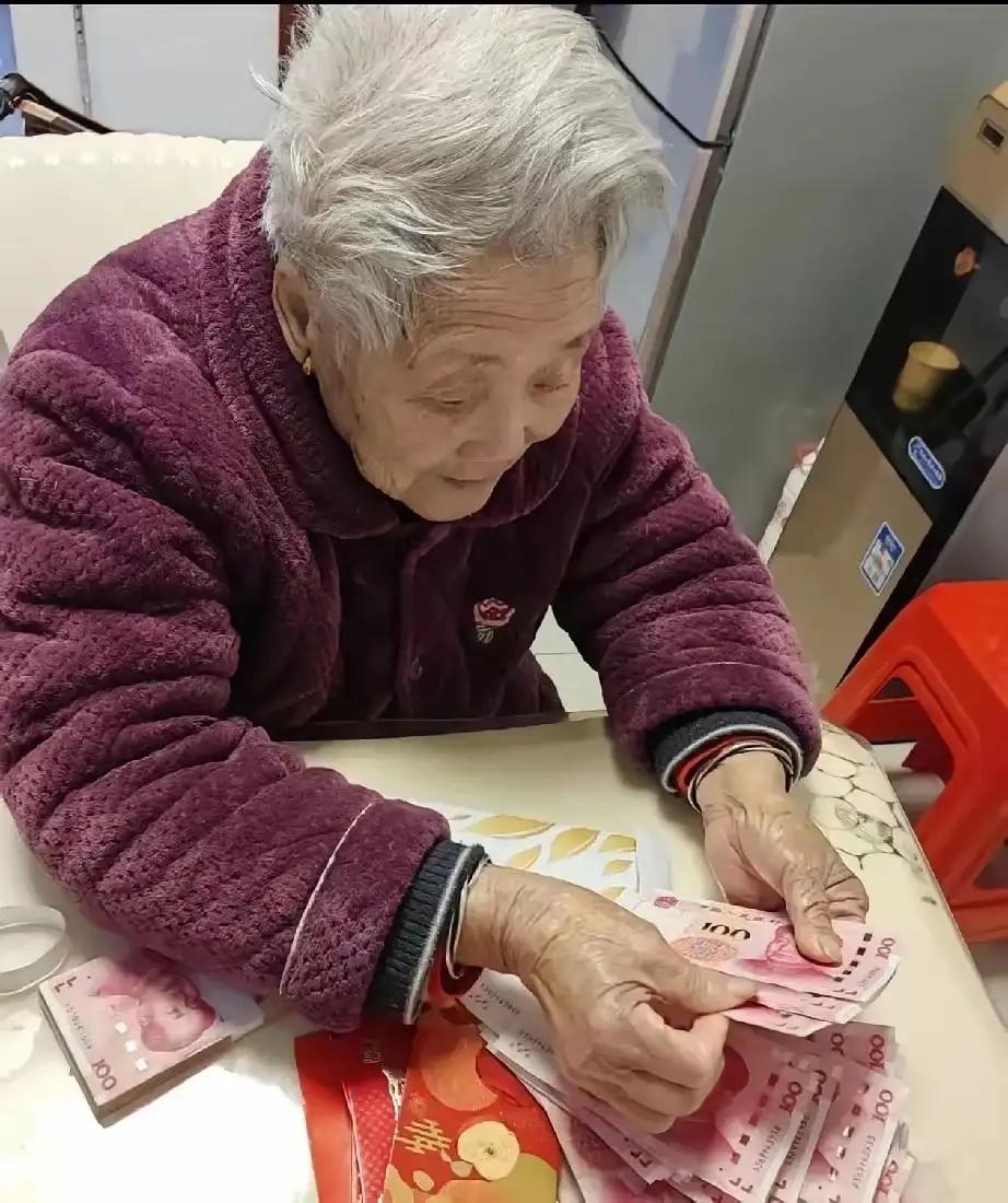 你们觉得这位妈妈处事方式如何？老妈今年91岁，退休金一个月7600元。她从五