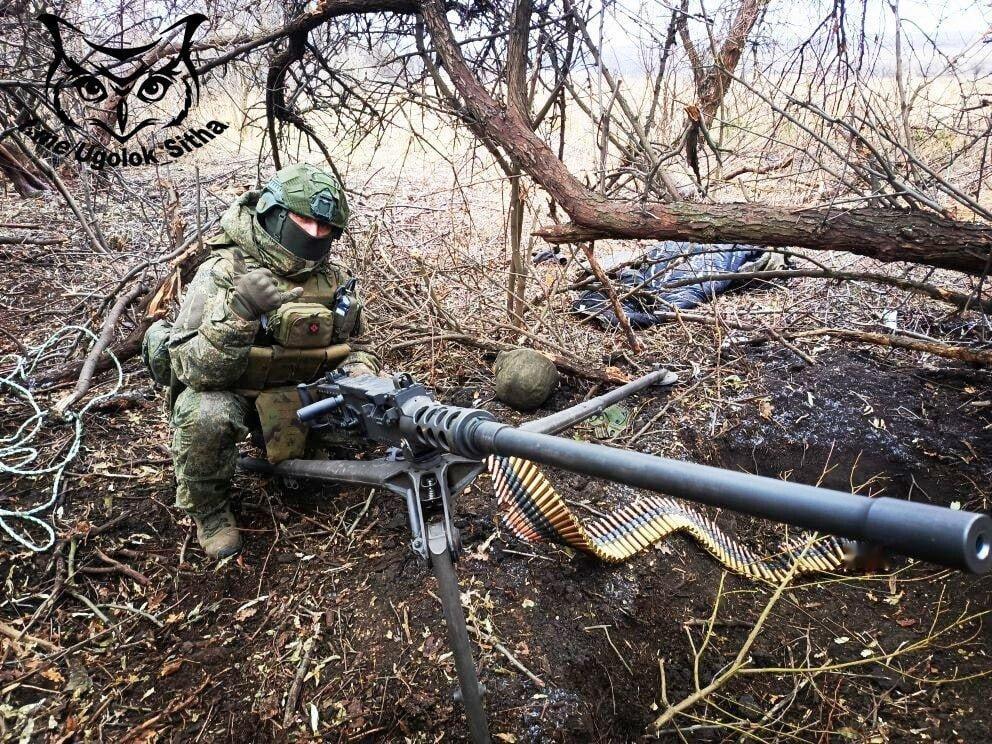 2025年12月，乌克兰东部，一名俄罗斯士兵缴获了勃朗宁M2重机枪。一名俄罗斯