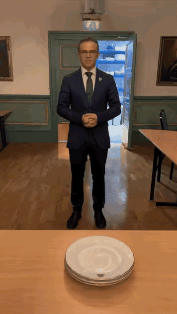 服务小哥手把手教你如何两手一次端三盘菜，你学废了吗？[doge]​​​