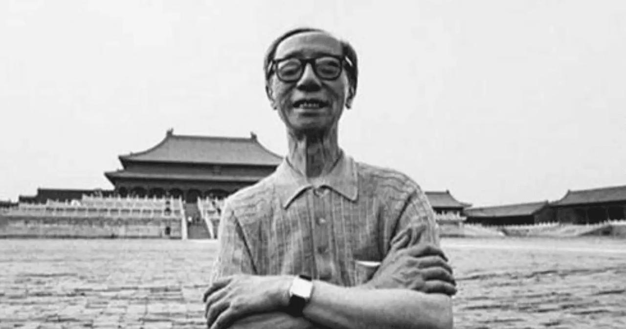 1963年，溥仪在北京街道闲逛，看到一烧饼摊，于是便买了一个。没想到刚吃了一口，