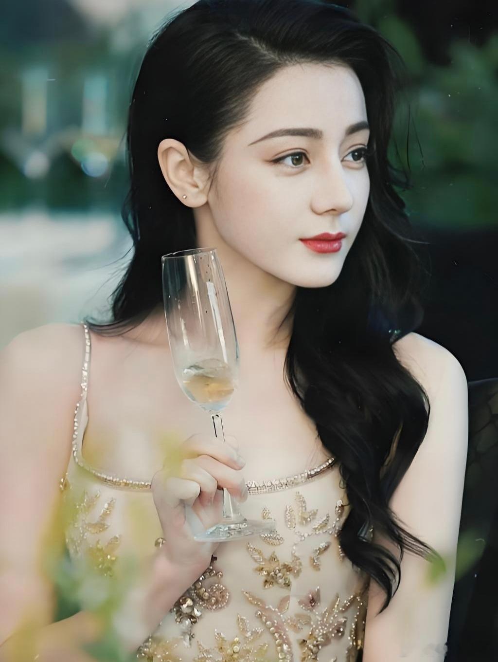 迪丽热巴这人，我是越来越看不懂她了，你说她一年狂赚10亿，怎么出道15年，还