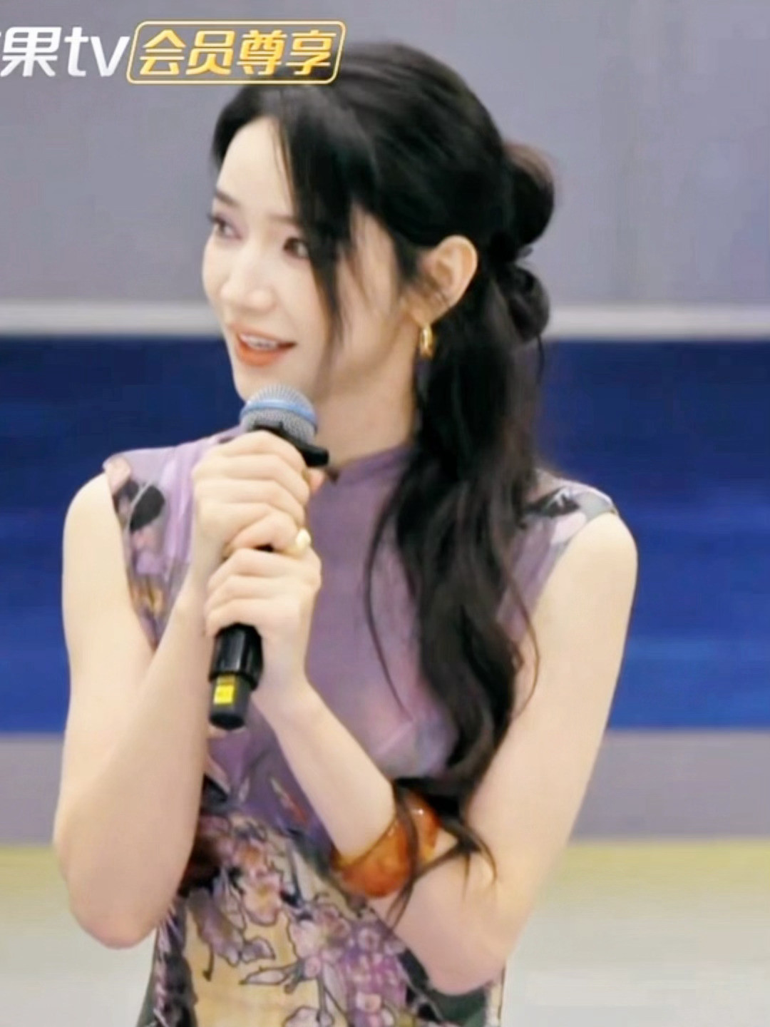 代斯今天这个紫色旗袍真的好优越。。果然紫色很有韵味。。🤤