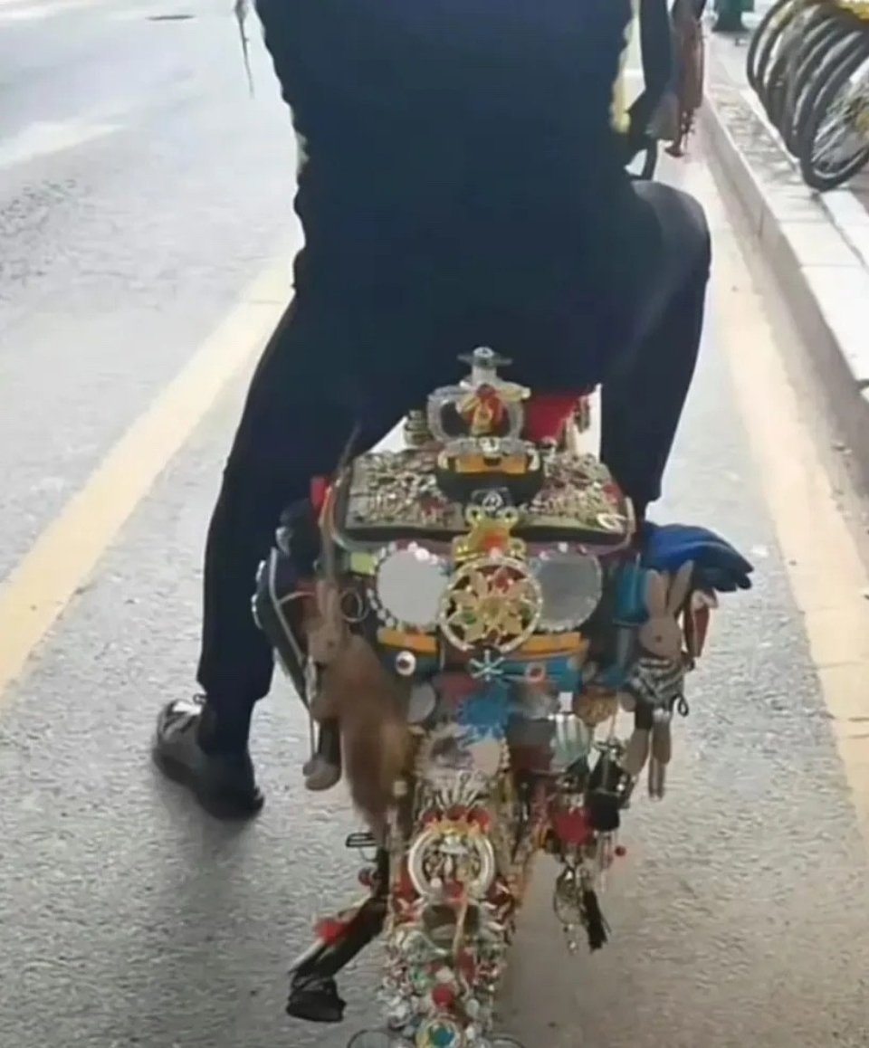 交警叔叔估计头都大了，这抓还是不抓好啊？