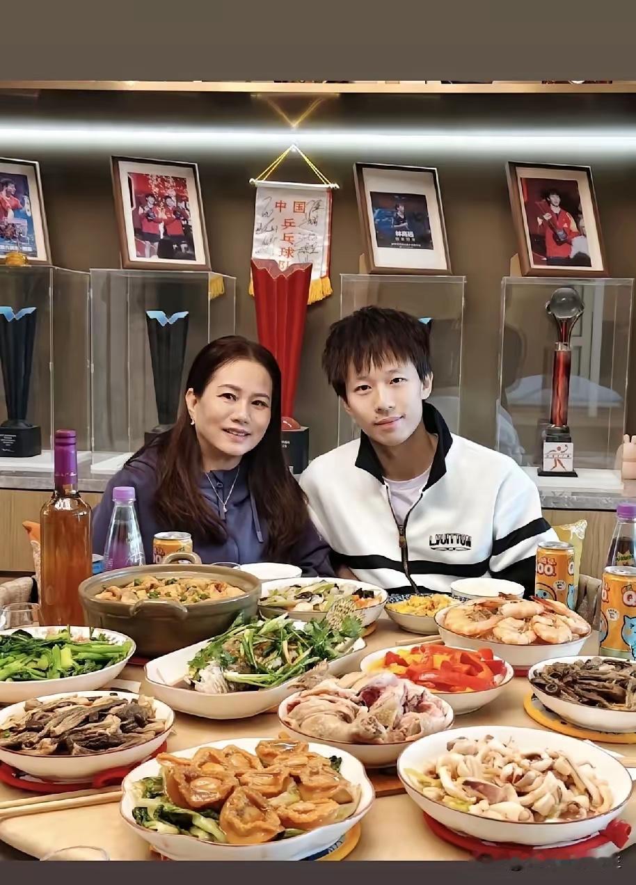 看林高远和妈妈过年的视频，我也跟着破防了。他分享的年夜饭，就一碗靓汤、一道炒鸡蛋