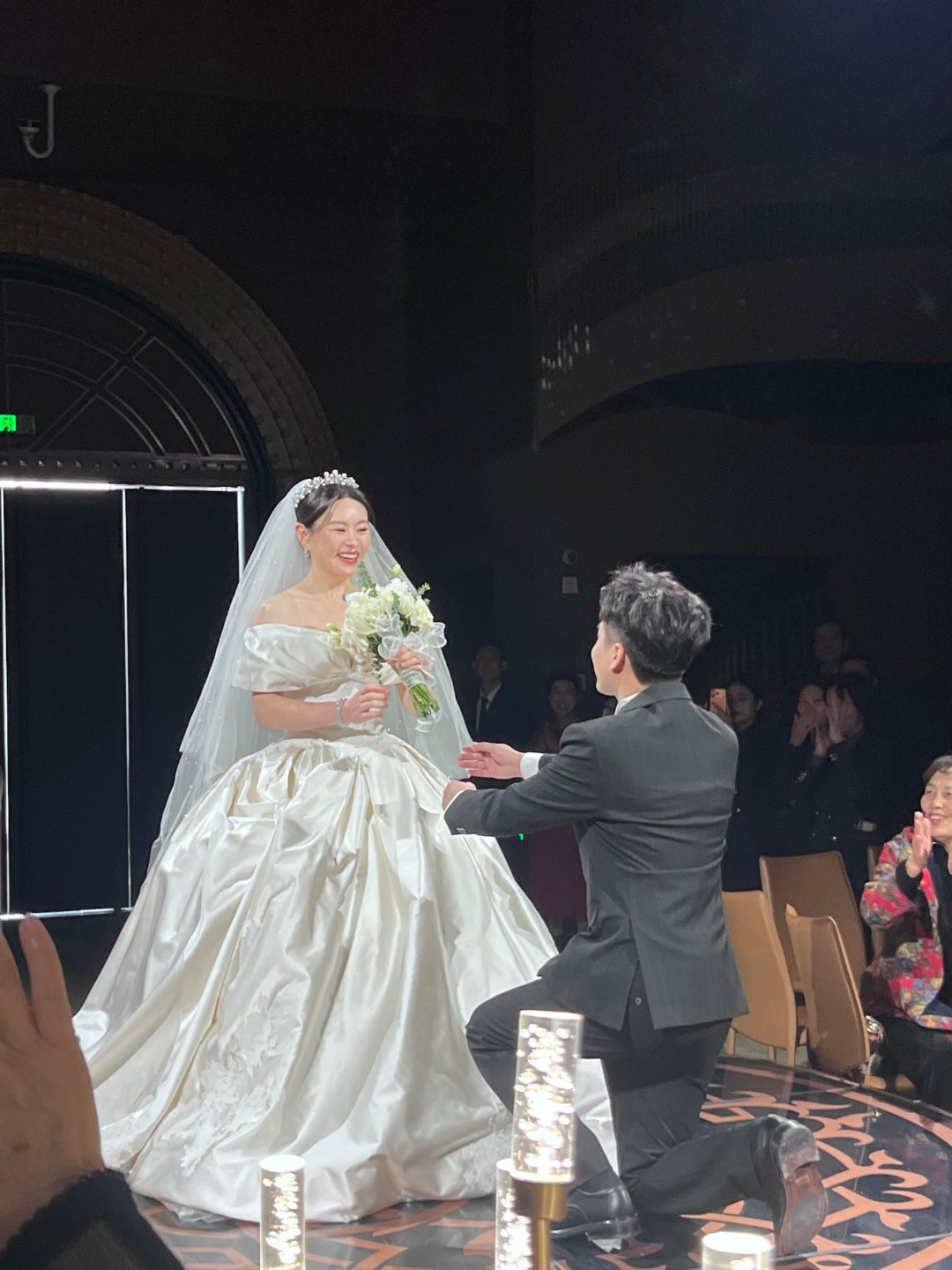 张远站上证婚台的瞬间，是十年并肩的情谊加冕。从低谷时的深夜同行，到荣光里的彼此见