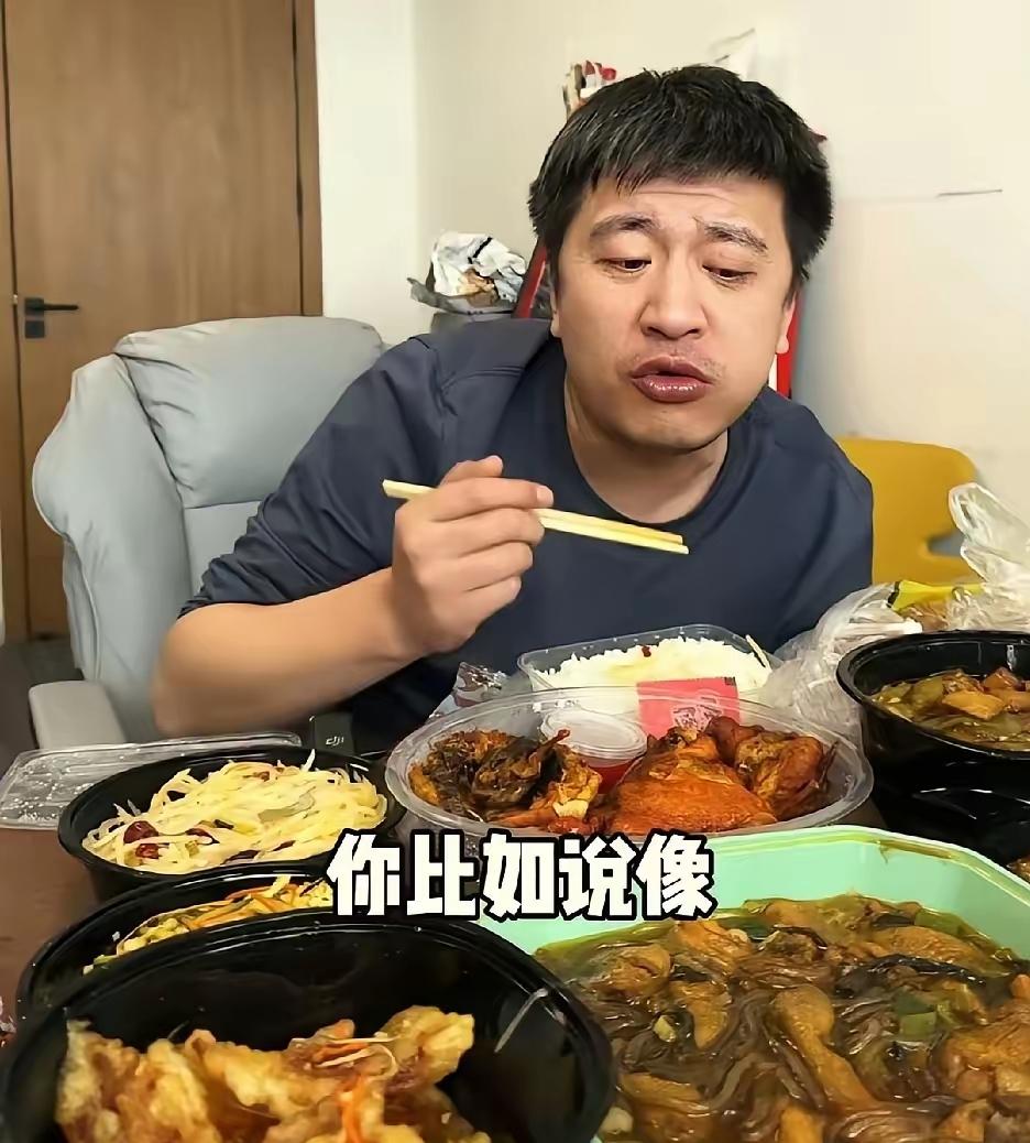 这是张雪峰今天中午出镜吃午饭的画面。一碗米饭六碗菜。​盛大菜用的是塑料盒子，大