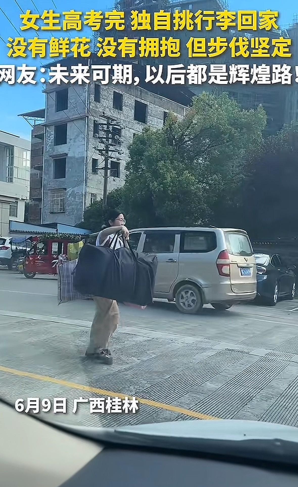 我敢肯定，火到人民日报的这个女孩，就算不是学霸，就算高考成绩不一定好，但她以