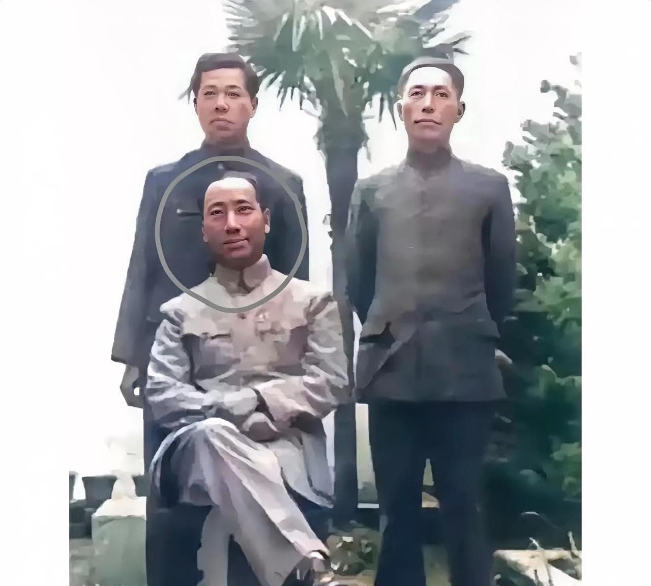 这才是1943年军统副局长戴笠在重庆梅花山别墅前的真实貌相，不是演戏，也不是某演