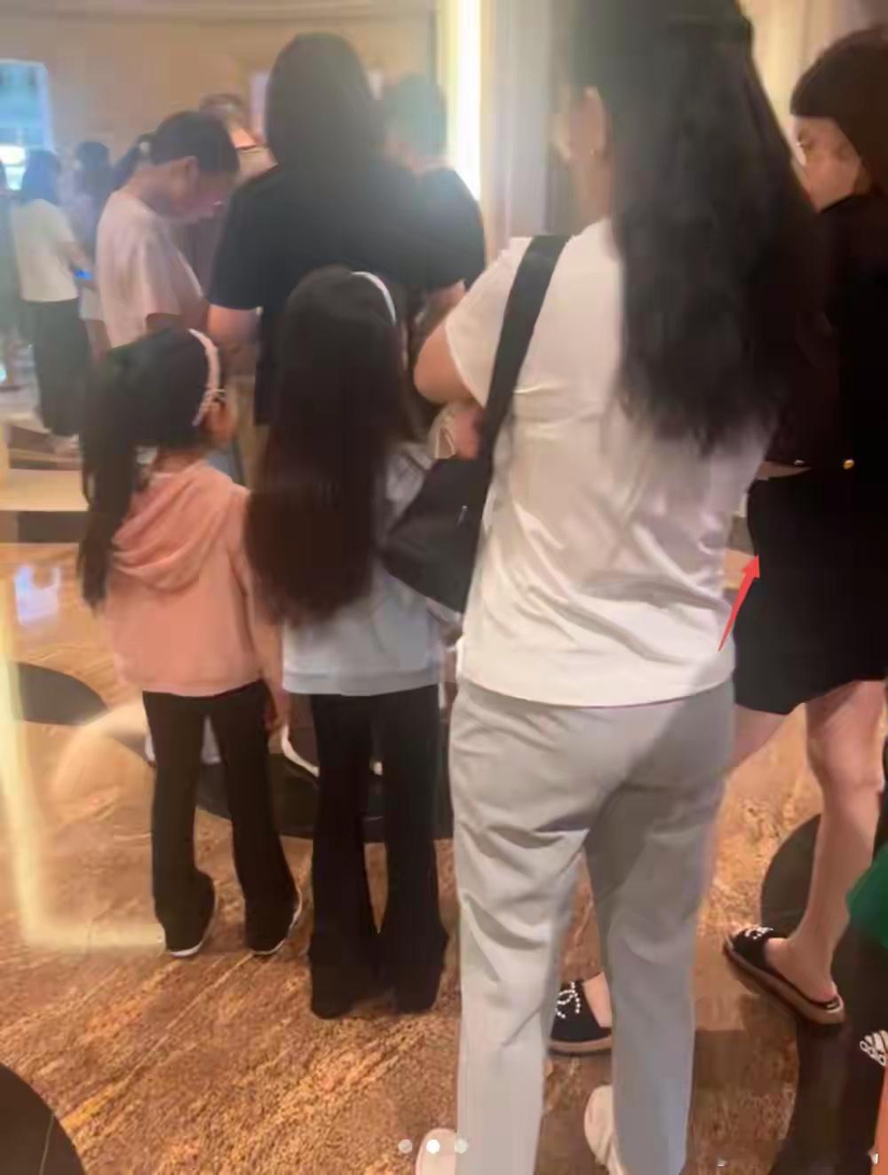 郭富城妻女吃饭被偶遇，方媛穿紧身裙孕肚明显，看着有四五个月大​​​