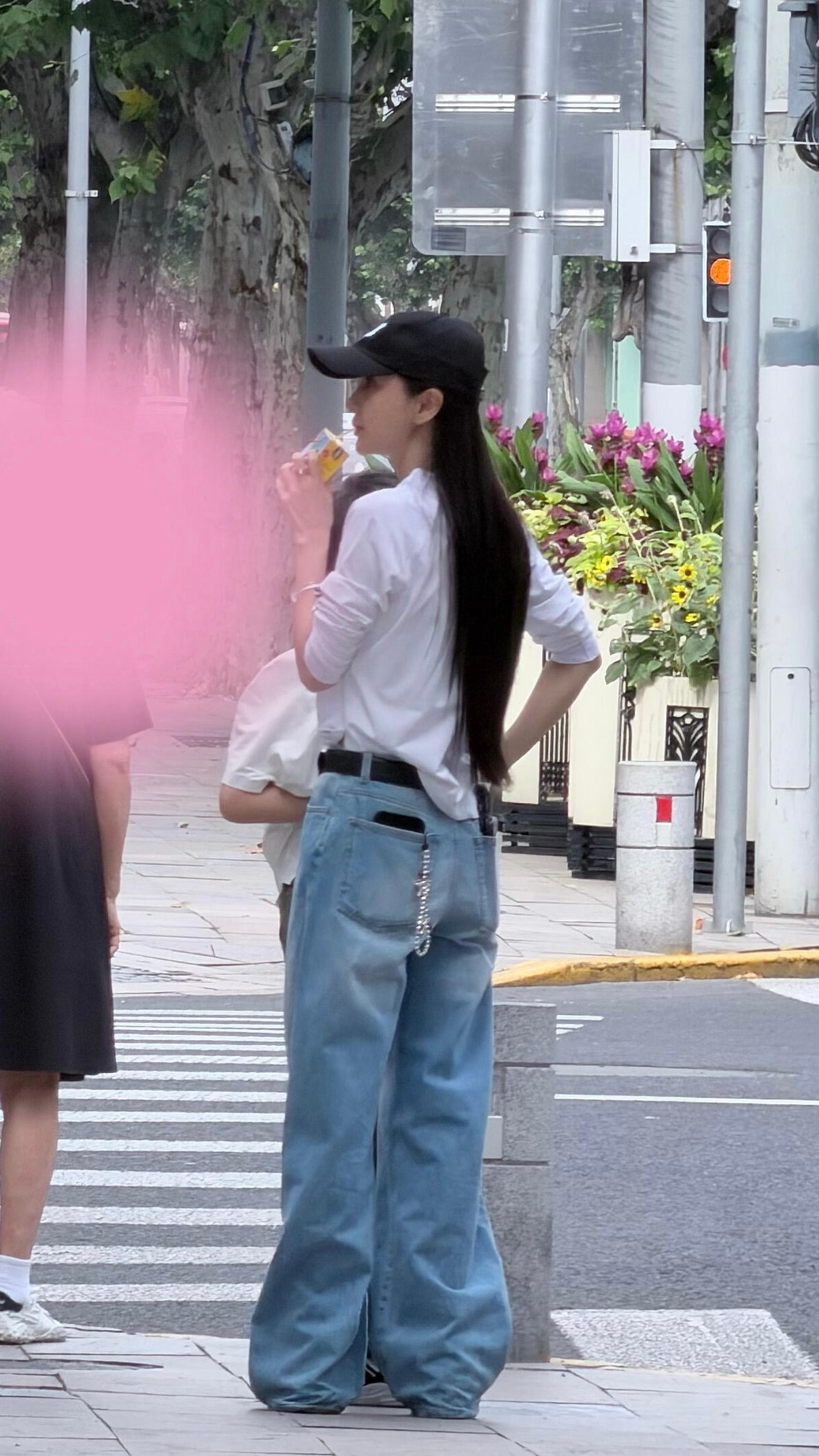 网友在上海街头偶遇了angelababy，鼻姐长发及腰了！！（好羡慕的发质和发量