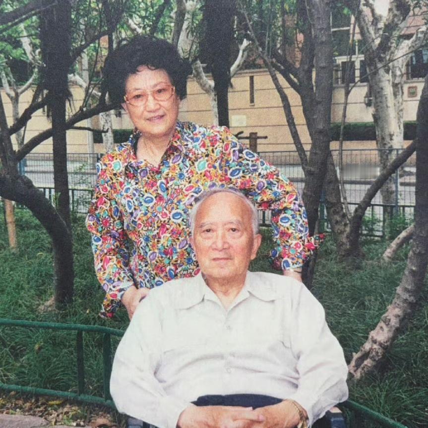 2005年，孙道临坐在轮椅上，由妻子王文娟缓缓推着出门遛弯，两人留下了一张满是暖