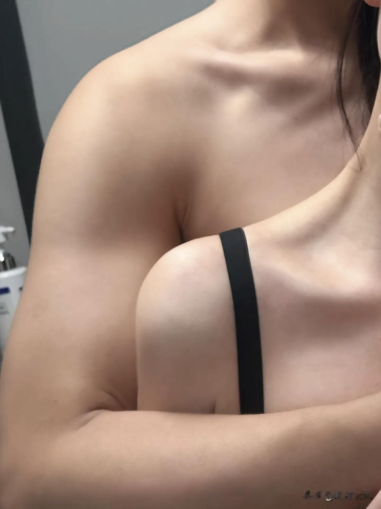 深夜翻到以前跟男朋友的合照，心情低落，不知道现在他抱着的是谁啊。那时候笑得多真啊