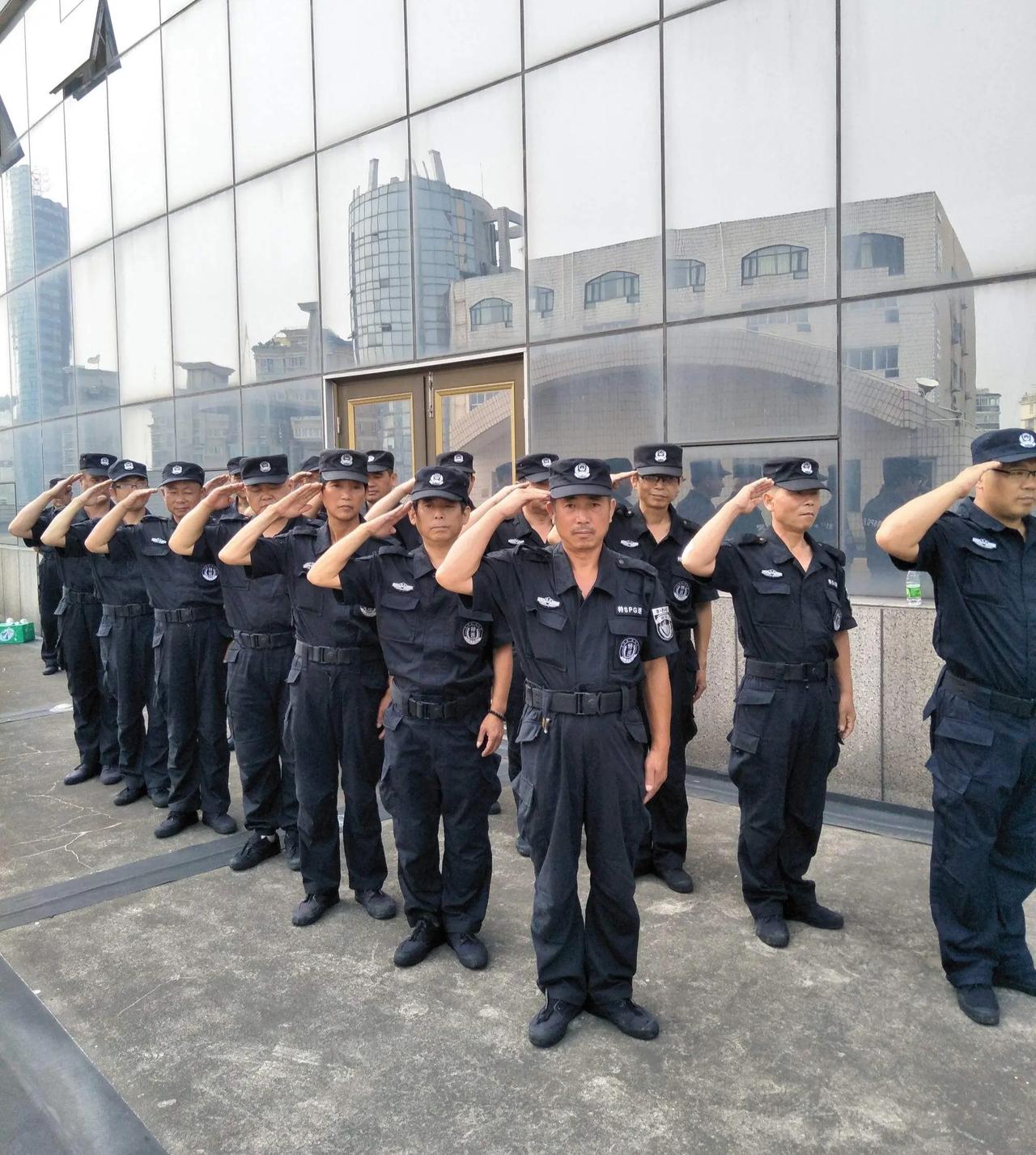 3名保安居然拦住警车，双方僵持了约30分钟，随后传出3人被刑事拘留的消息。这