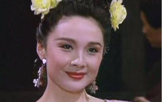 255年，孙权的小女儿被判斩首。行刑前，她质问亲姐：“孙鲁班，我跟你是一母所生，