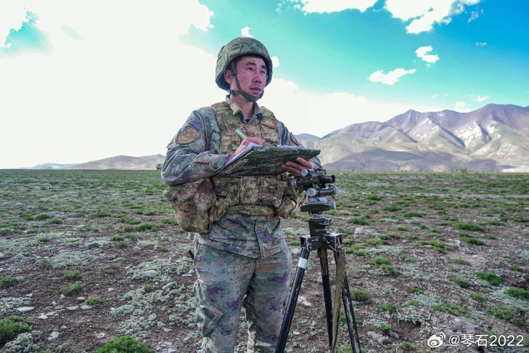 西南雄狮集团军某旅在高原演训场，组织开展火炮实弹射击考核，全面检验部队在高原高寒