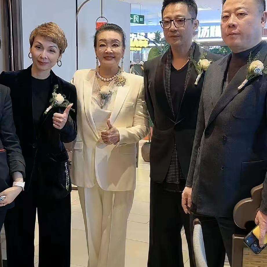 汪小菲，冲上热搜！3月8日，汪小菲现身邯郸麻六记开业典礼，他整个人看上去瘦了