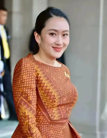 研究了大半天佩通坦好像在演戏，停了总理职务，担任文化部长，居然是演了一场以退