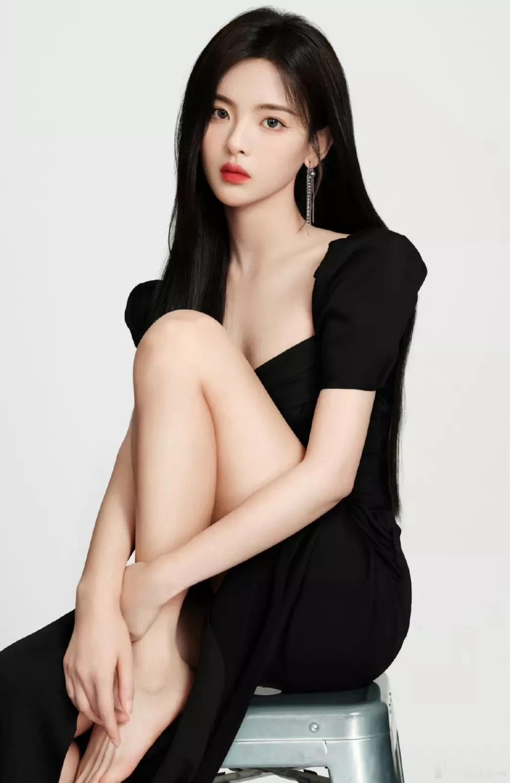 1.杨超越目前片酬价格在百万吧，而且还可以给折上折，算是第一批主动降薪的演员，